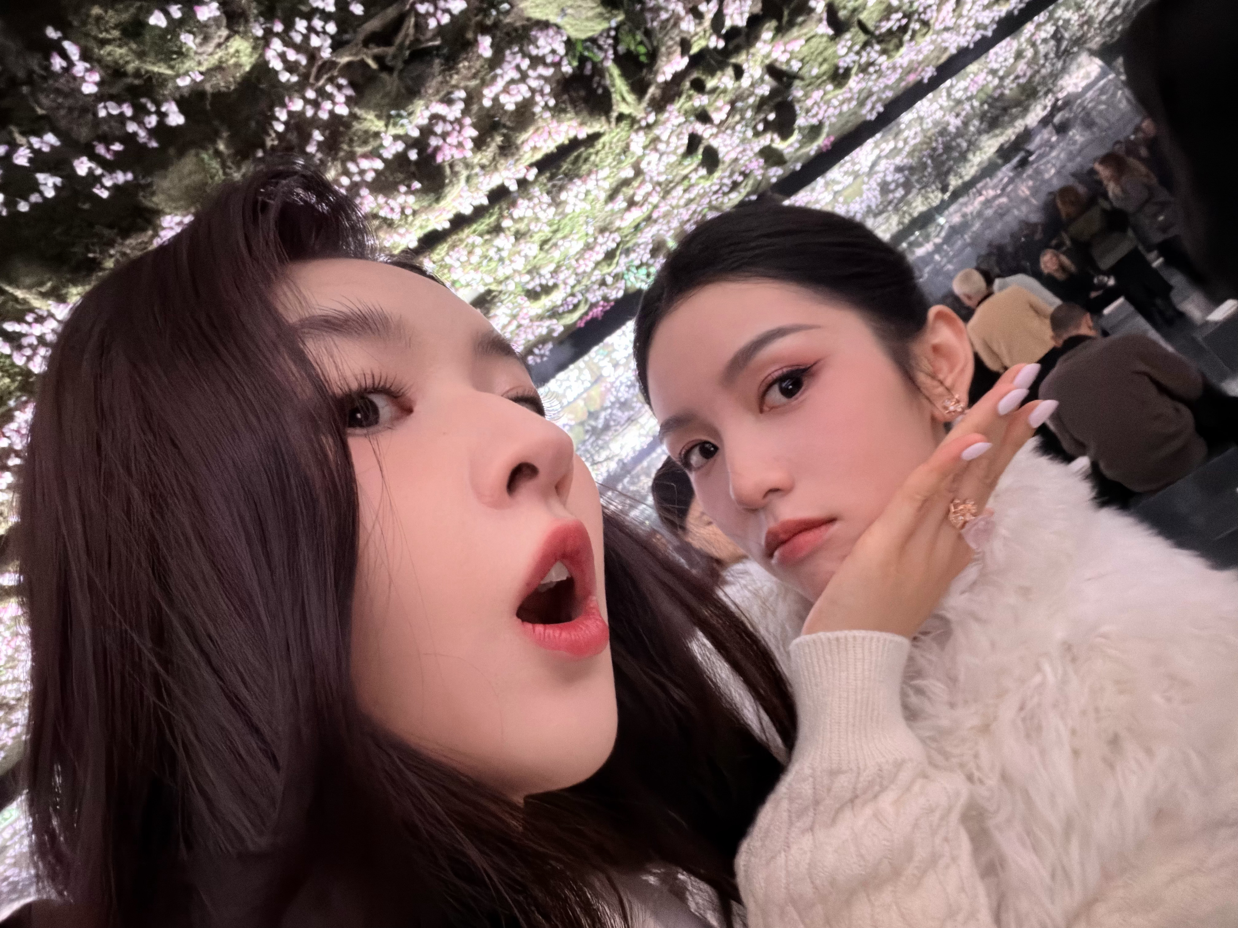 星光大赏聊不够，美女贴贴贴到法国啦。周也王玉雯合体亮相巴黎迪奥高定秀场，把双倍可