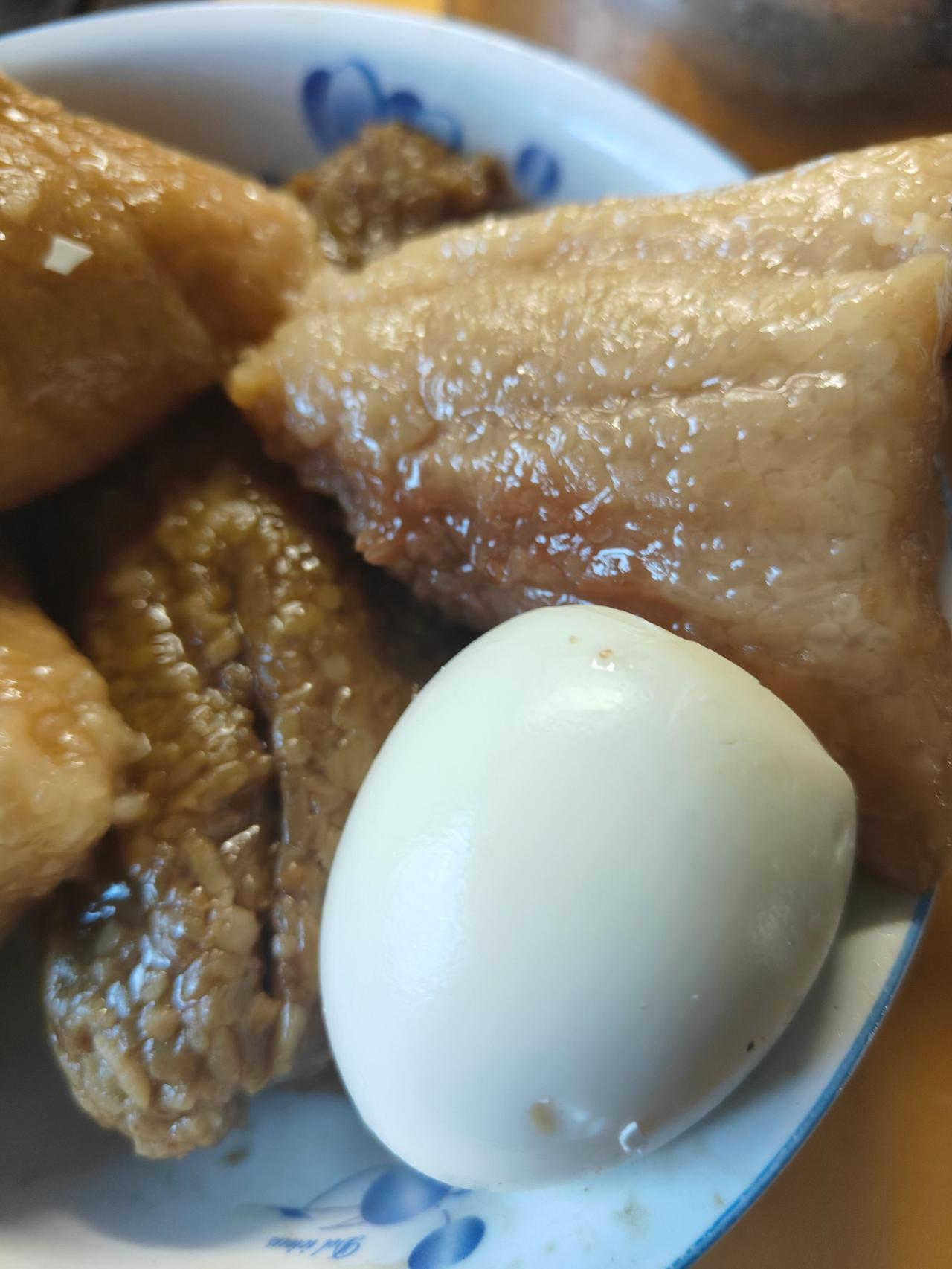 蛋黄肉粽，蜜枣粽，豆角土豆🥔炖肉。🍚剥开粽叶是油亮亮的软糯，咸蛋黄在舌尖爆浆