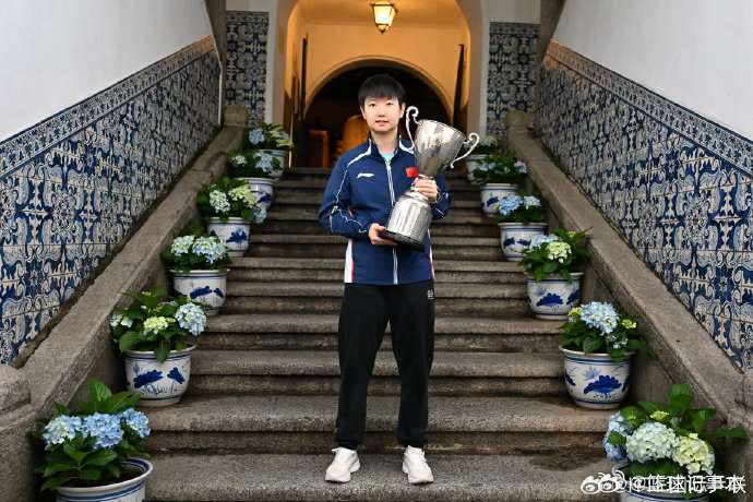 王楚钦孙颖莎同框澳门地标2026澳门乒乓球世界杯圆满落幕，男单冠军王楚钦、女单冠