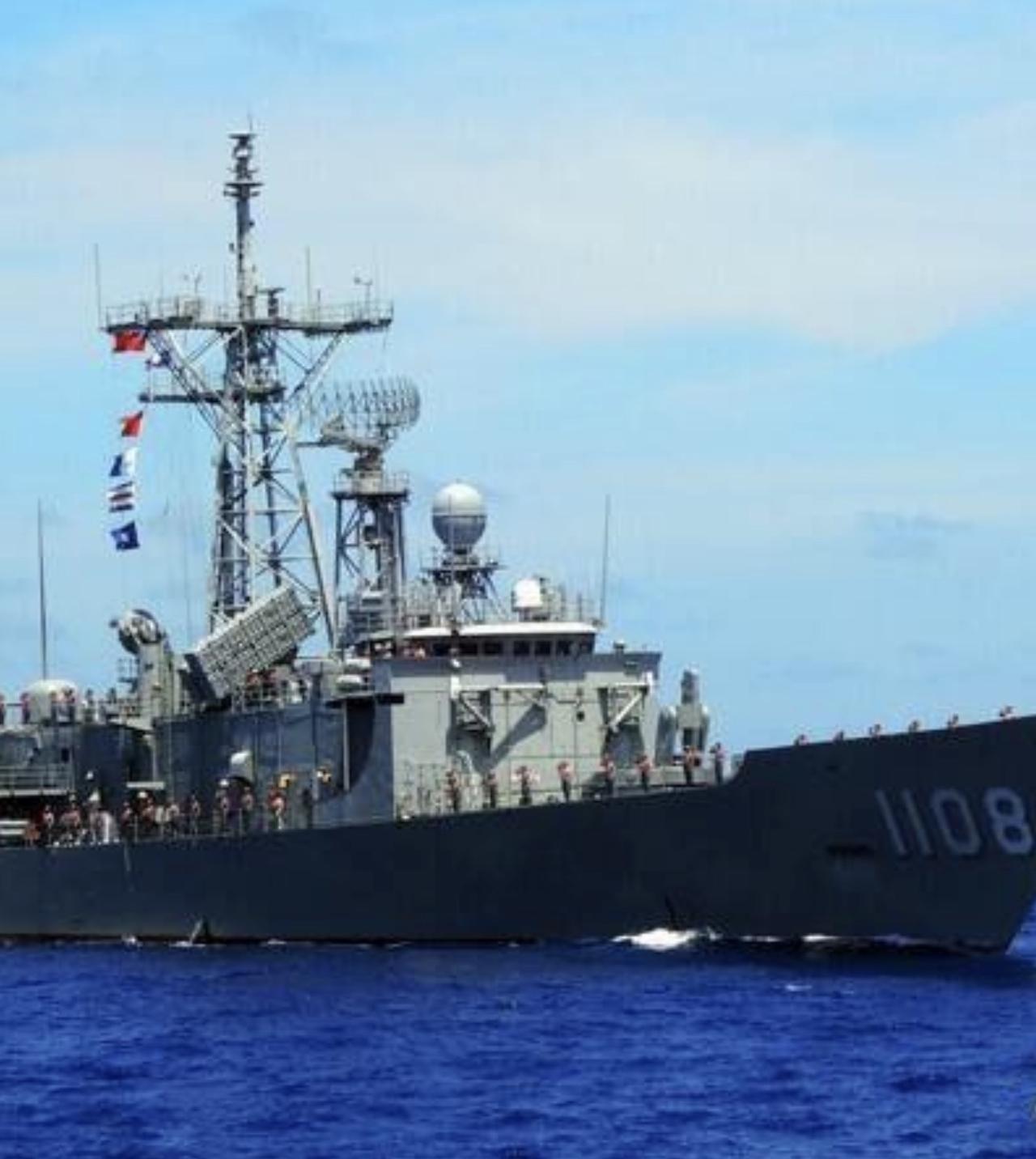 凌晨3点，开启火控雷达照射052D战舰，无线电传来最严厉的警告声：战斗随时打响。