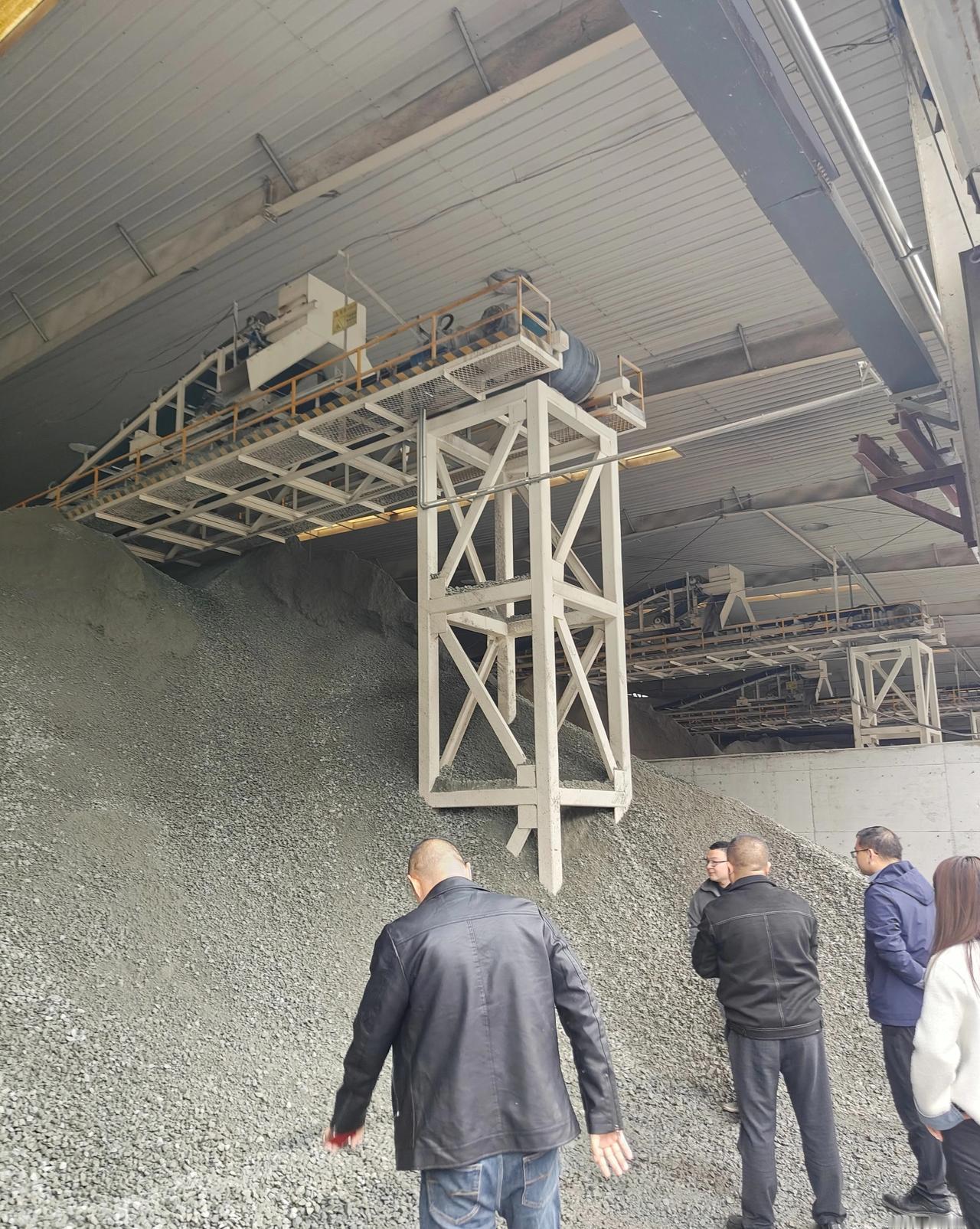 年轻人吃不了这个扛水泥的苦，一小时给16元也没人干，是单价低还是吃不了这个苦，一