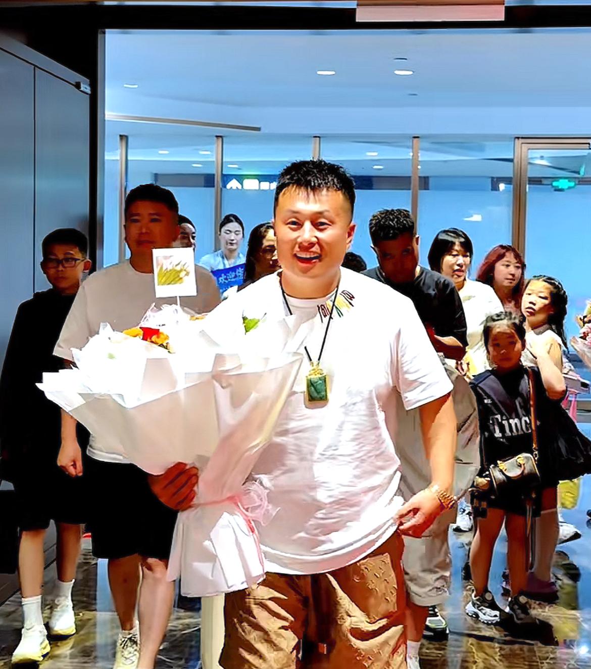 “东北卖车王”陈建泽携团队现身新疆，疑似有大动作当地老板热情接待，红地毯、鲜花