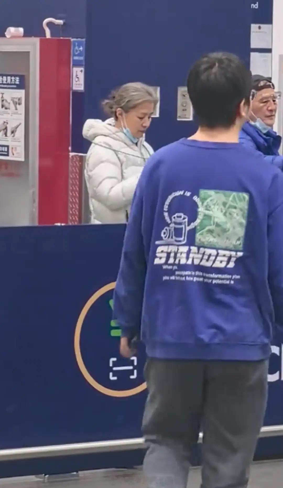 大年初三偶遇迟蓬夫妇，导演老公露面穿着朴素，夫妻俩一起吃自助！