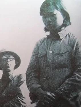 1941年8月，在漯河临颍县河畔，一名衣服破烂长相清秀的女兵被一群日军堵住了，他