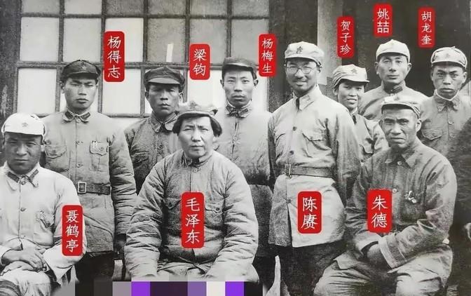 这是毛主席长征到达陕北后，于1937年在陕北延安拍摄的一张照片，照片中大家的身体