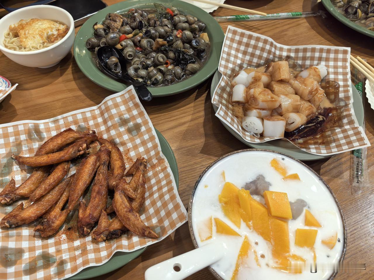 闺蜜带去的惠州甜品店，豆子甜品，说是从朋友圈开始做的，陪伴了她好多年[