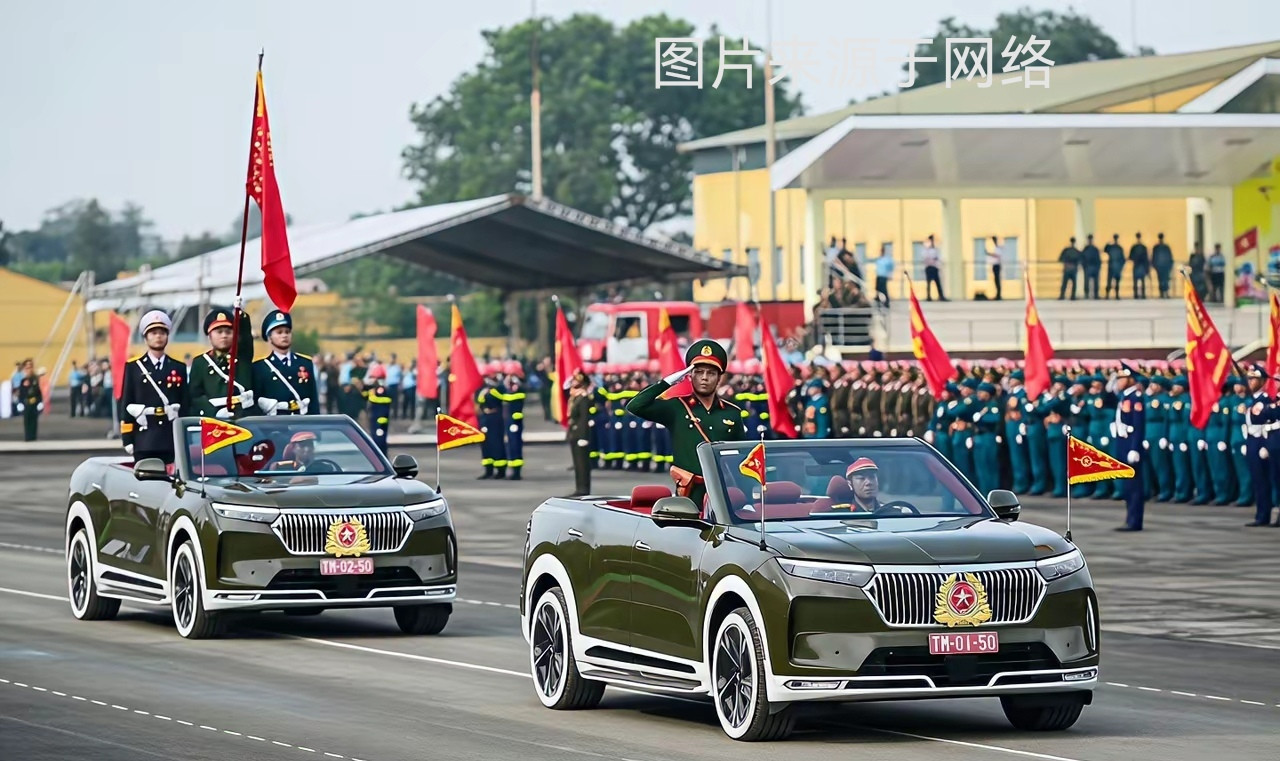 这便是令越南人引以为傲的越南国产品牌汽车VinFast，它还被指定用于越南的这次阅兵活动当中，以此来