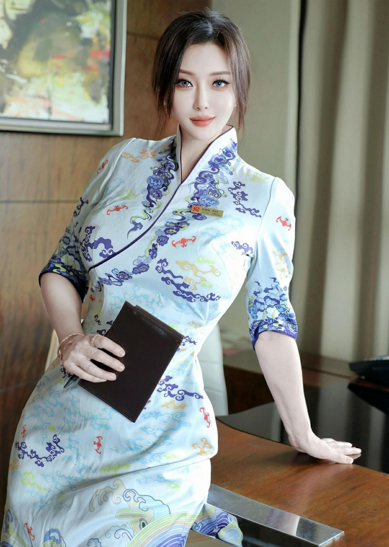 美女模特，国风十足的青花裙