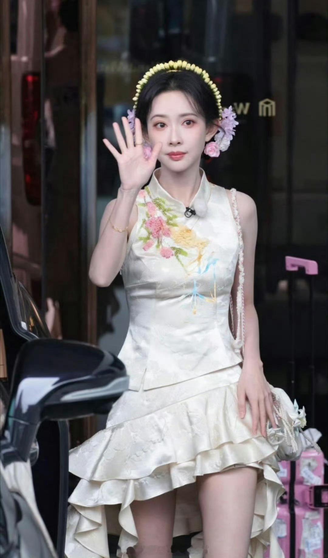 白鹿，孟子义，沈羽洁今日综艺录制簪花造型路透，喜欢谁的造型？