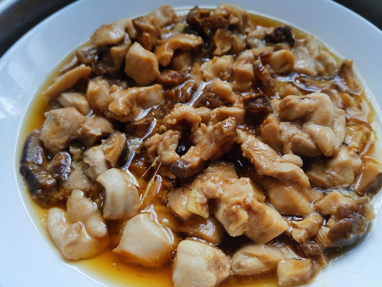 大家好，我是你们的美食探店达人！今天给大家带来一道超级简单又美味的家常菜——香菇