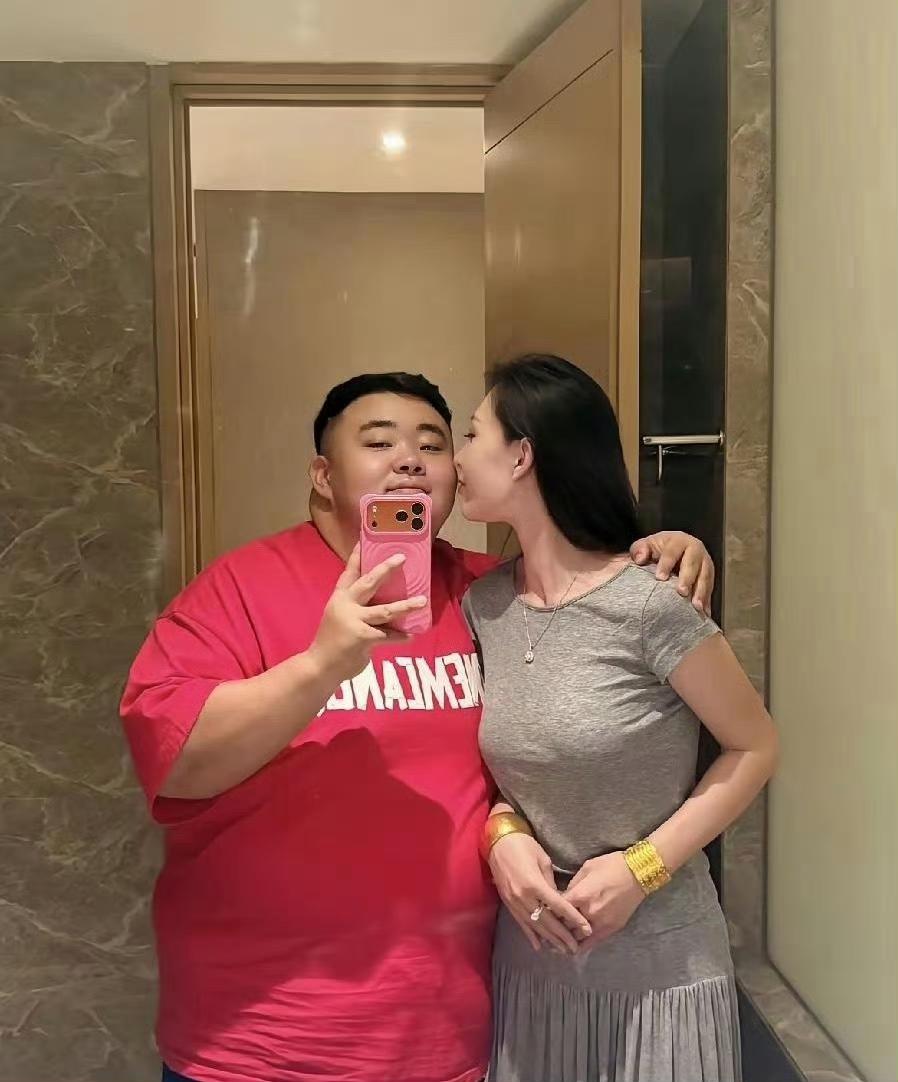 这个男人应该是有什么过人之处吧！