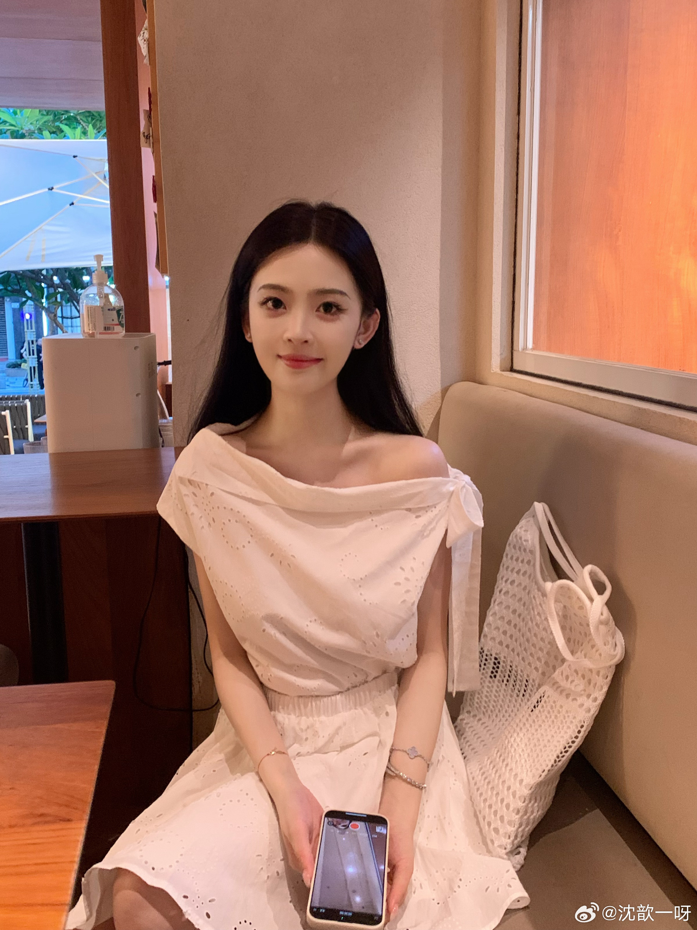 白月光穿搭哈哈哈哈颖姐代言的牙膏真好用！我是面包脑袋超喜欢吃饼干面包蛋糕之类的
