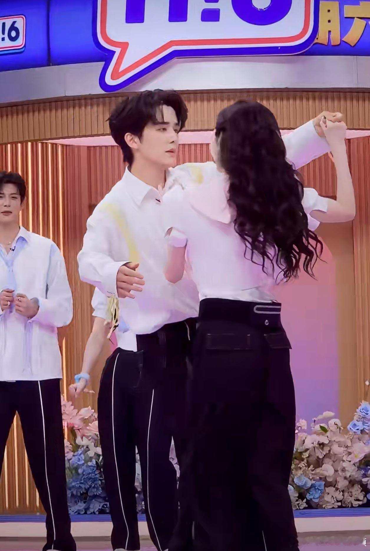 景甜笑着看张新成告白的样子，就是白月光最好的回应。景甜张新成追到白月光的宿命感张