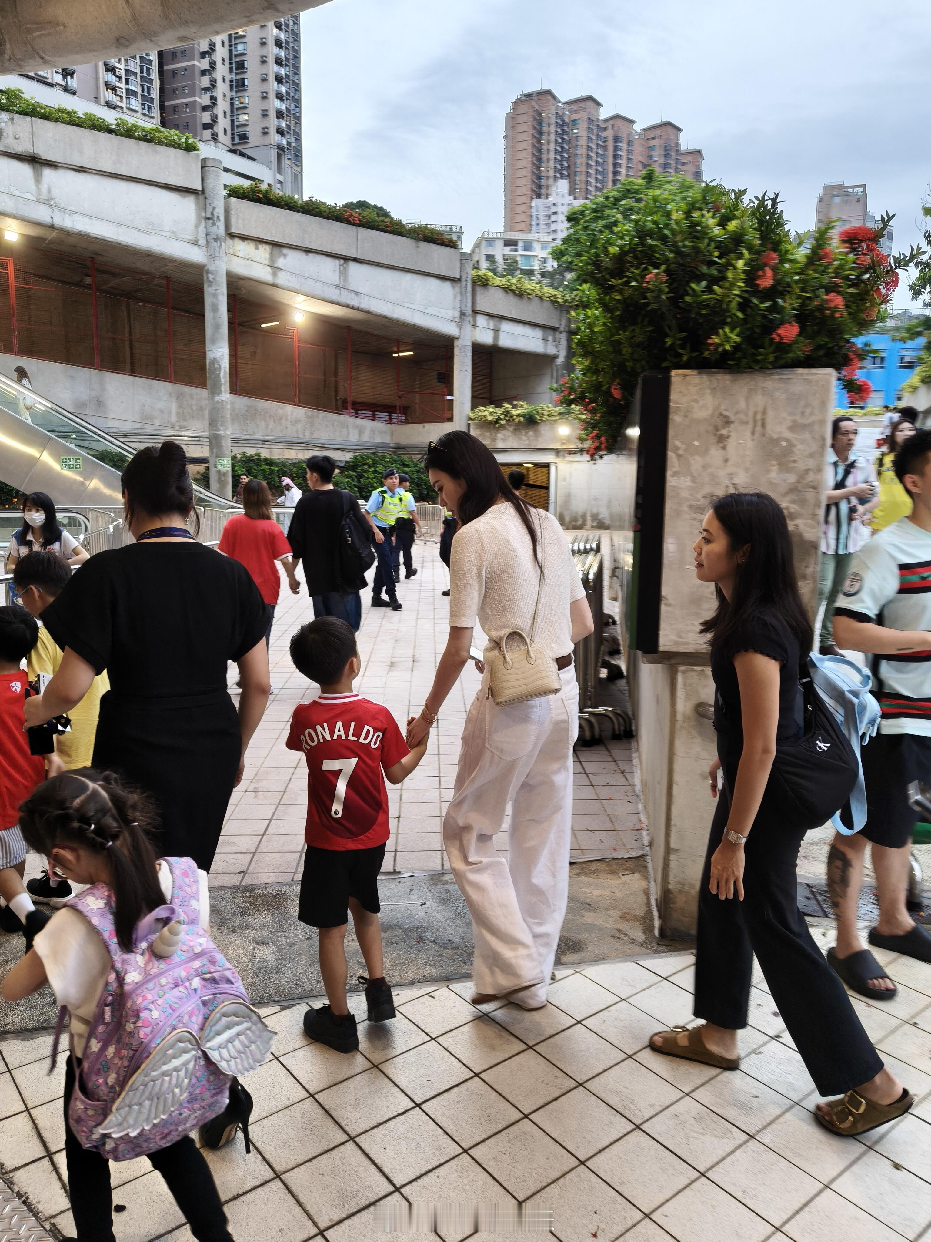 奚梦瑶带儿子看球赛奚梦瑶5岁儿子身高奚梦瑶带儿子看球赛，5岁何广燊身高好高。