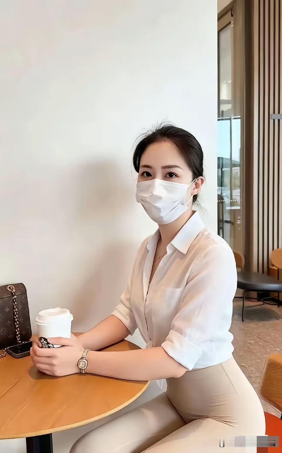 男人们问你们一个大实话你们要如实回答不能撒谎一个美女一百万现金你选哪个