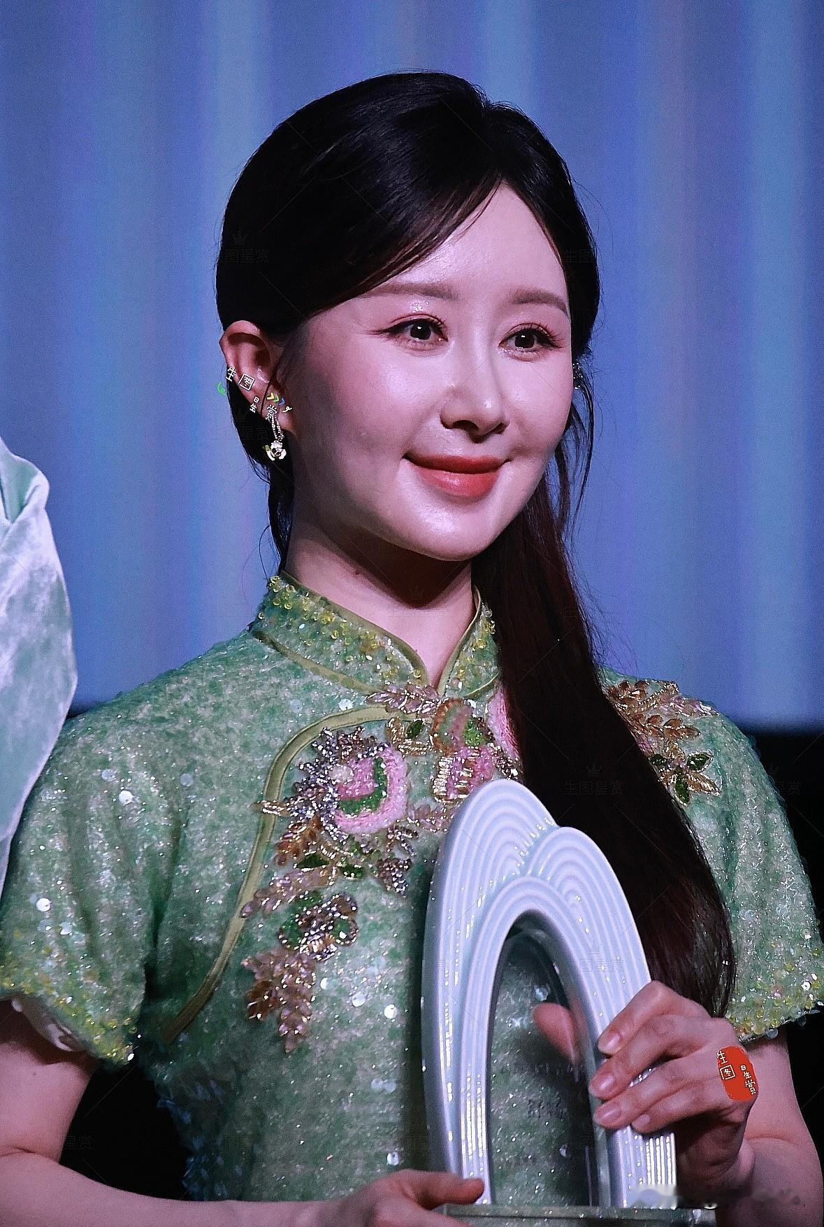 舒畅活动生图撞脸杨紫，医美痕迹太重了上海佰草集活动拍到舒畅，第一眼差点认成杨紫。这张生图里脸看着很饱