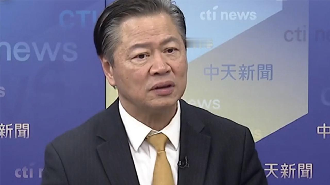 一个电话都没等来，"下周不用来了"——赖岳谦的封杀令，连个正式说法都没给。