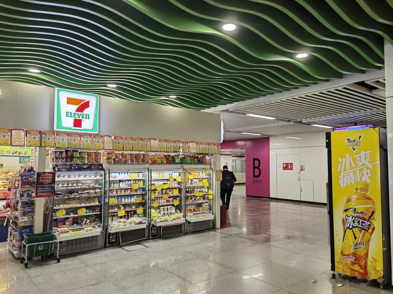 昆明潘家湾地铁站B口，是去翠湖公园比较近的一个地铁站口，我经常从这里骑共享单车去