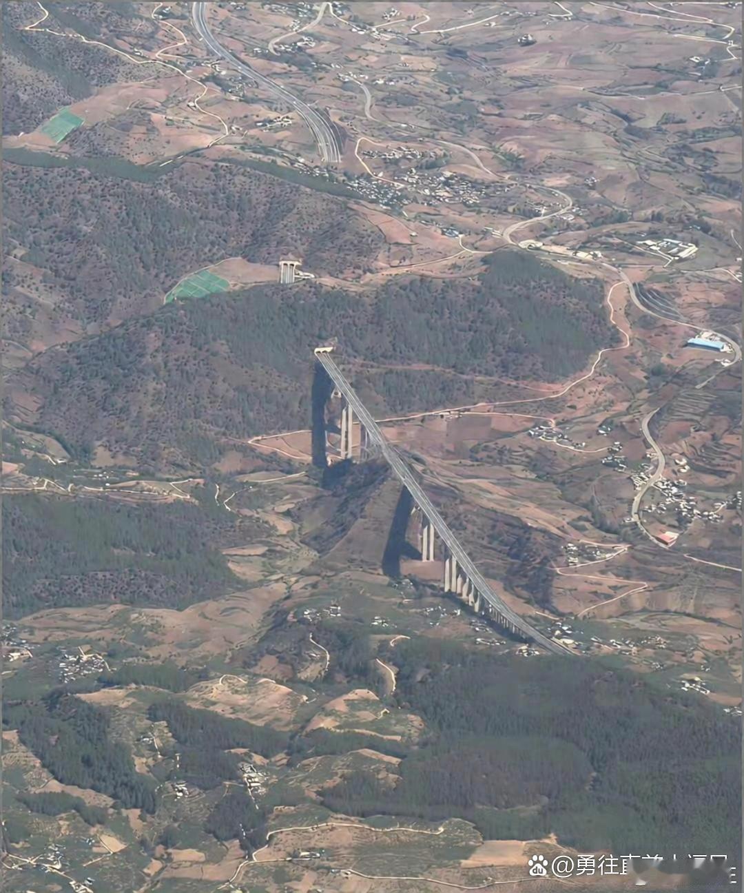 飞机上看云南的公路，好像过山车。
