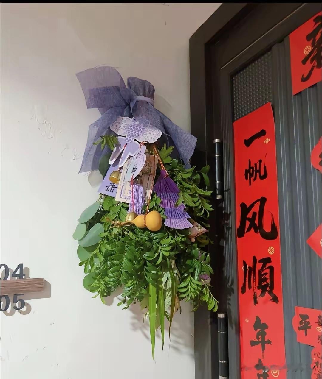 楼下卖艾草的老爷子蹲在路边，手里的艾草捆得整整齐齐，叶尖还带着晨露，可半天没等来