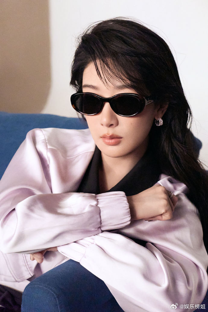 杨紫墨镜一戴快乐自在今日份酷girl杨紫甜酷墨镜眼镜look美到啦～这个周末和杨