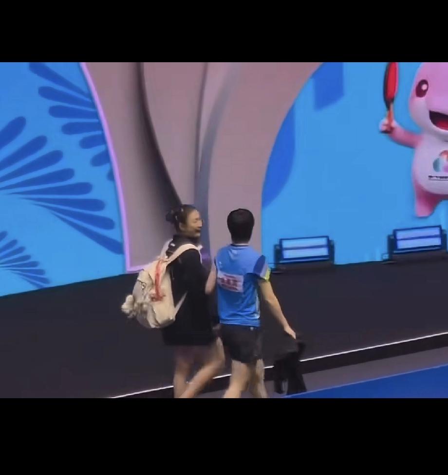 最让人担心的事还是发生了王曼昱4-0陈梦横扫对手退场时王曼昱一个动作让所有人