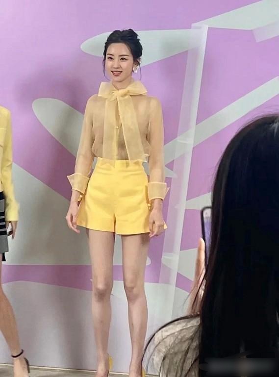 这就是传说中的衣架子吧！？陈都灵本人真的好瘦。​​​