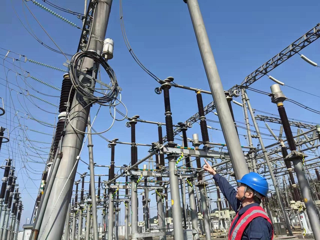 为何中国宁愿把电力输向越南，让越南夜晚灯火辉煌，却对朝鲜几乎绝不供电？要想明白这