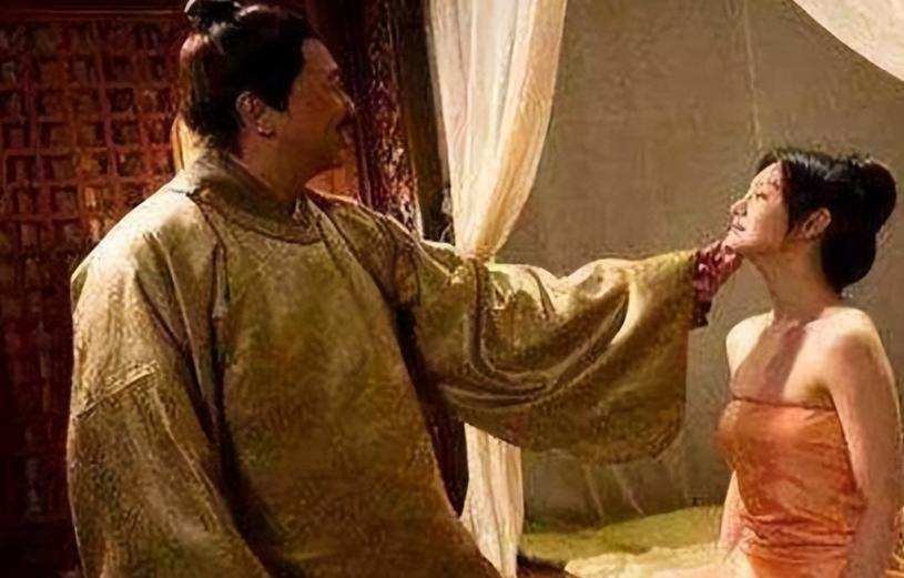 公元1697年，大学士尹泰酒后对送水丫环图谋不轨，事后丫环怀孕，无奈之下，尹泰将
