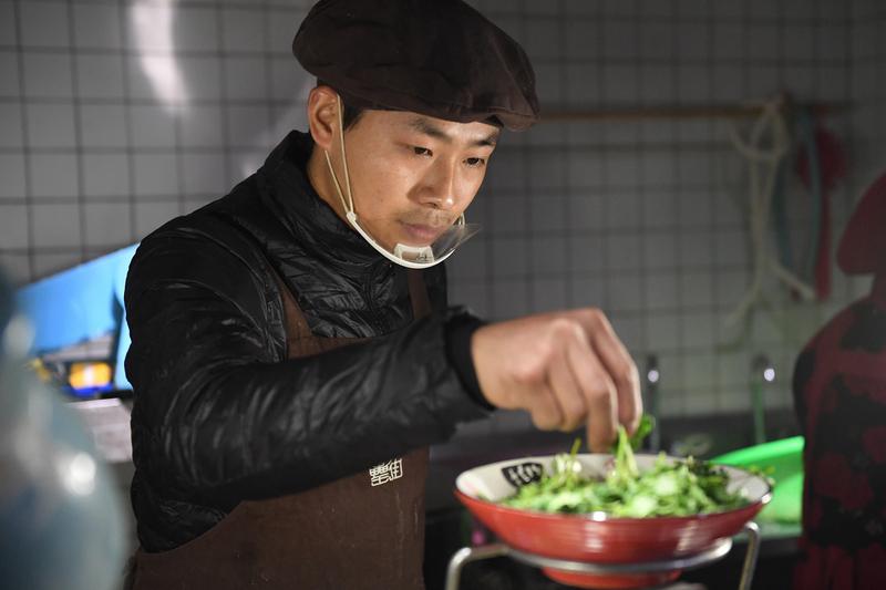 【27岁小伙被骗40万，女主播“假恋爱”背后隐藏的巨大陷阱！】在网络直播