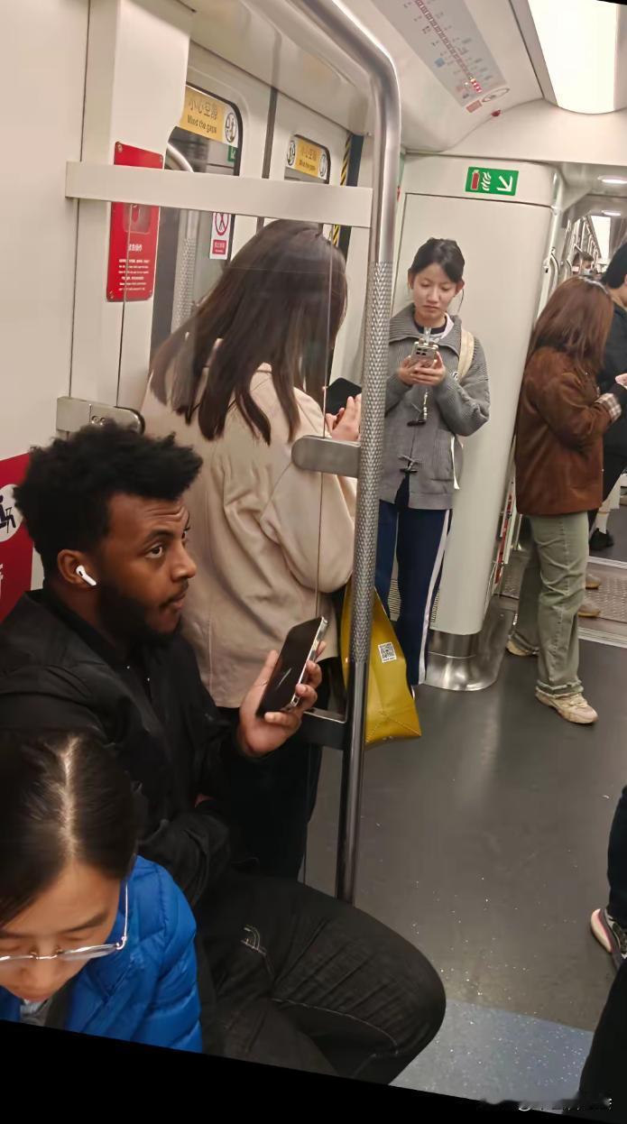 外国人在中国真是越来越多。大街上、商场里、超市里、地铁、公交汽车上。几乎所有