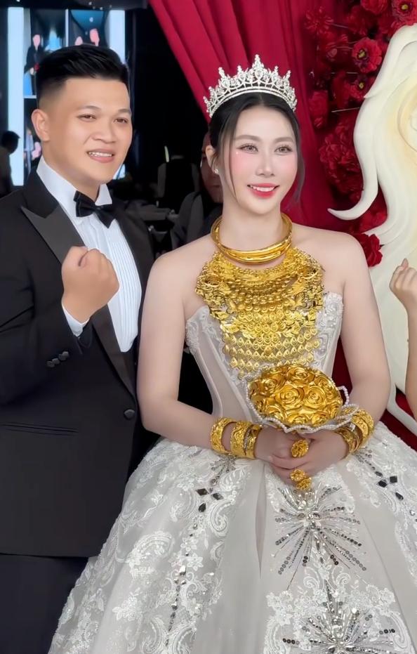 越南婚花没人敢抢，黄金捧花成越南婚礼新潮流，多对夫妻捧30两黄金花，把婚礼上亲朋