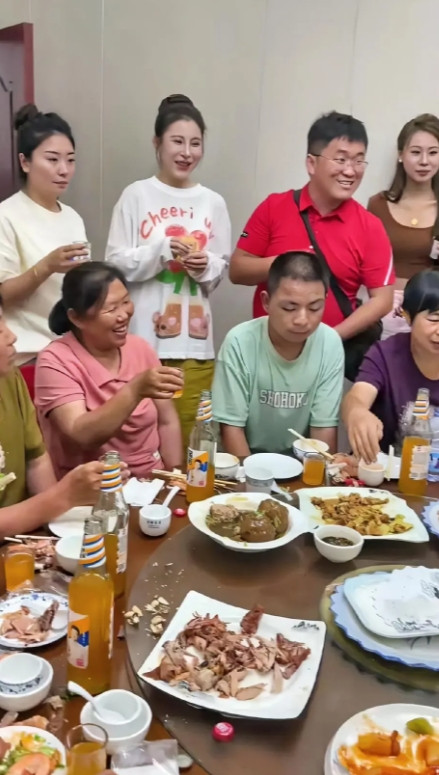 这个新娘给人一种说不出来的感觉。