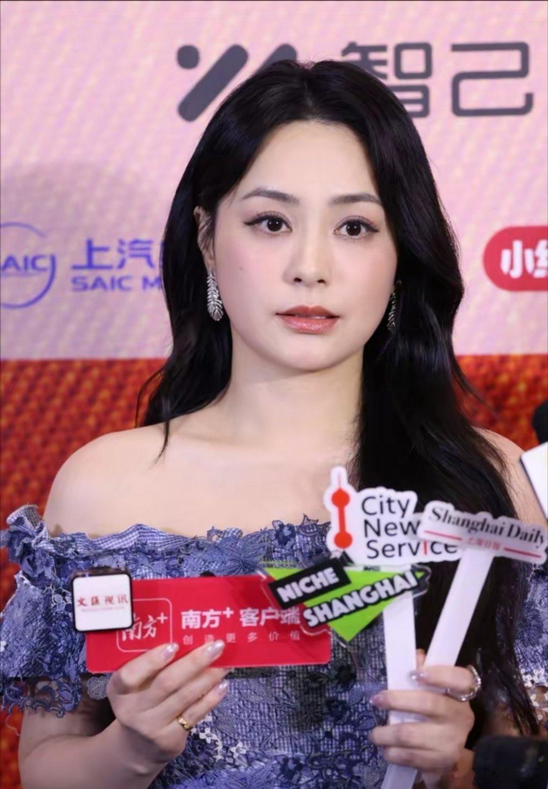 上海国际电影节闭幕式的生图里，阿娇看着确实胖了点，但这脸是真扛打啊！你看她穿那礼
