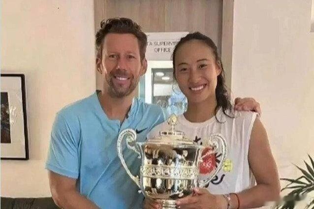 凤凰新闻【师徒闹掰？郑钦文取关里巴，疑似要换主教练？网友：早有迹可循了】从迪拜退