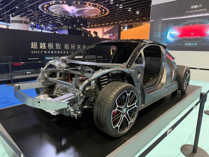 比亚迪把这台109.8万的车拆了，这事本身比车还吓人。上海车展，仰望U9的壳