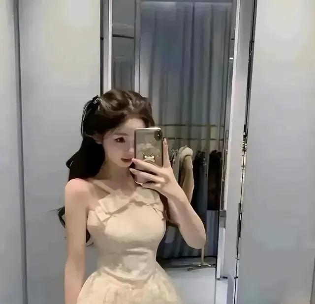 惊爆！王思聪新女友懒懒又美出圈啦！才22岁的她，随便穿身顶奢品牌，豪门千金范儿就