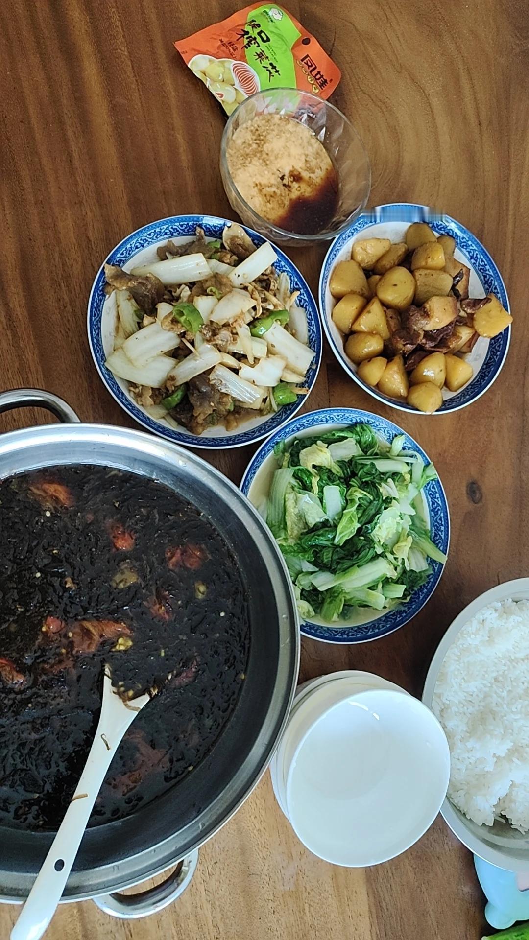 五一假期，我开启了“宅家模式”！第一：低消费饿了，就动手炒个蛋炒饭或煮碗汤圆