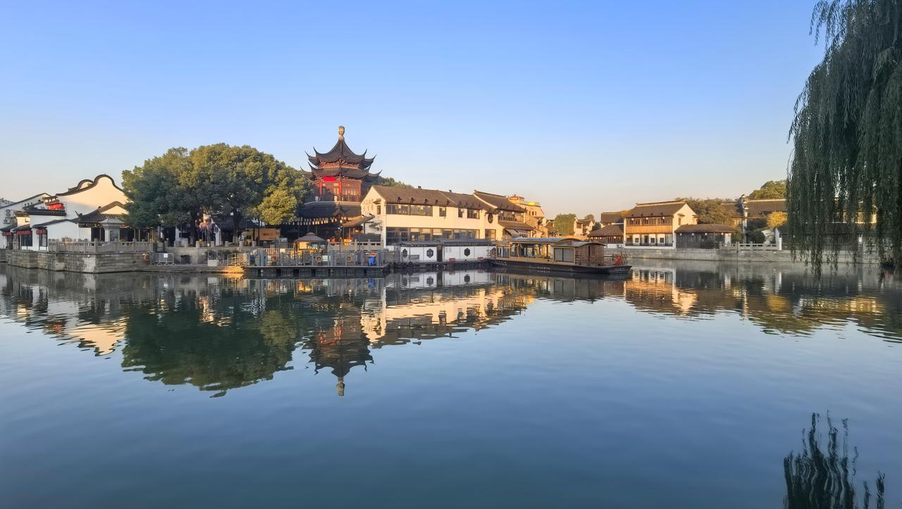 苏秋初渡，山塘枕水寻旧梦。北方的11月中旬，早已是层林尽染、秋霜漫卷的深浓景致