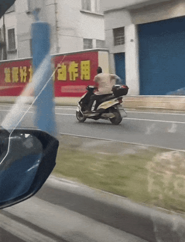 这大哥，感觉好欢乐的样子。要注意安全。