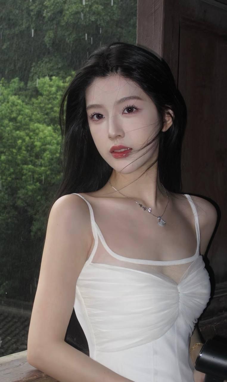 雨中仙子，白裙飘逸，静谧如画。怎样让人短时间内变得有气质女生的气质体现在哪里?