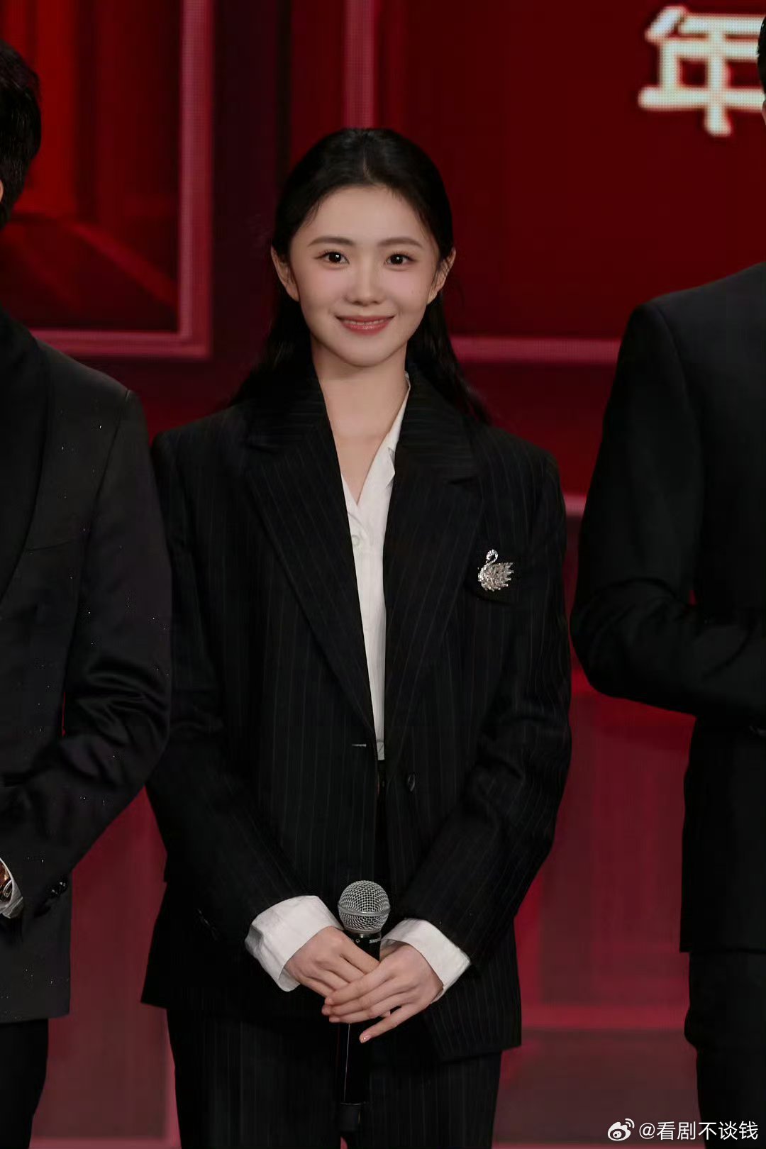 刘浩存在巴黎铁塔下跳舞真的天选年代文女主小说具象化刘浩存巴黎跳舞年代文女主出国