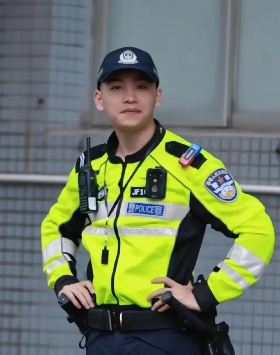 全网就佩服这小伙。人家四川自贡一个小辅警，因为一次偶然机会火遍全网，而且有点