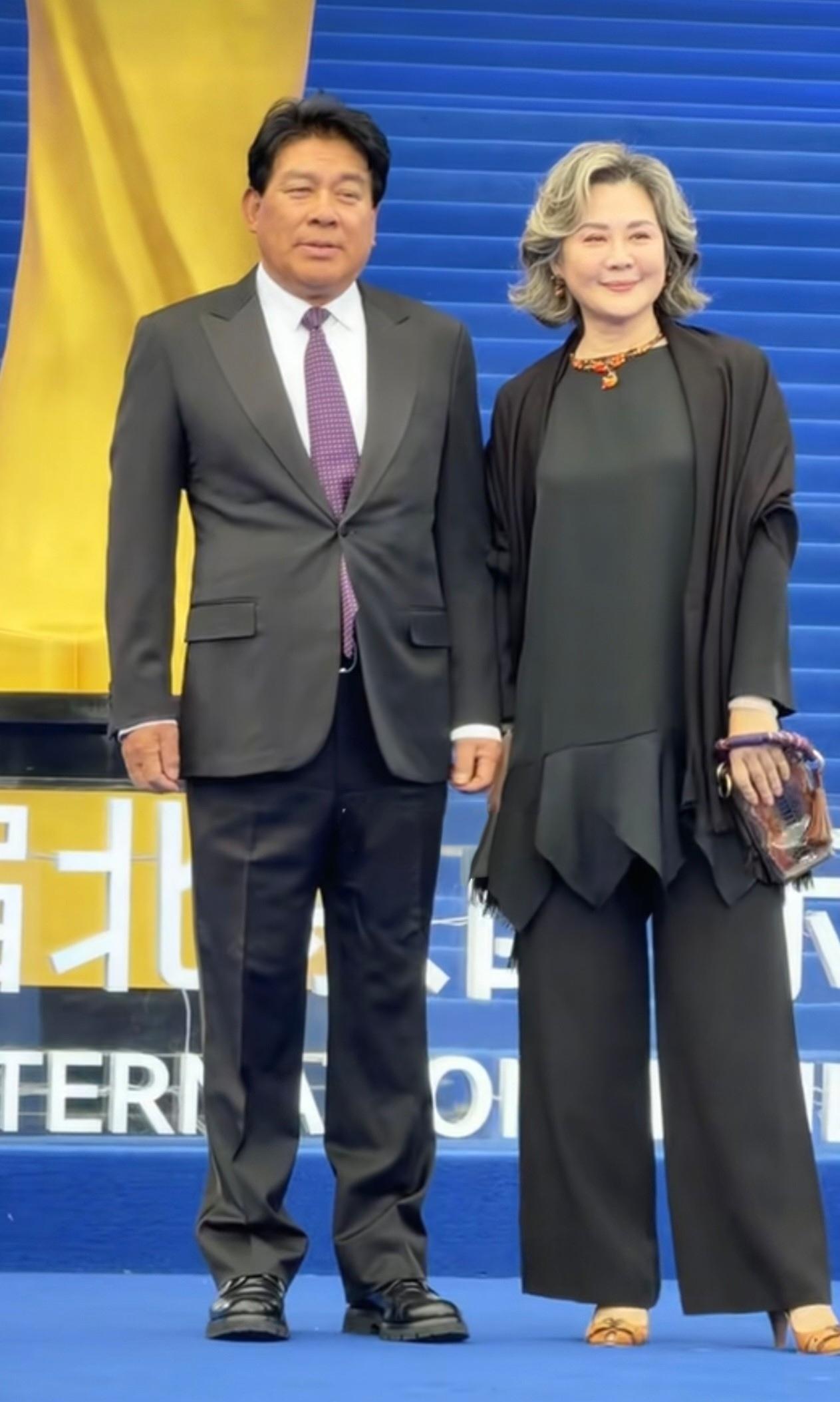 丛珊这气质，形体，太棒了！长的好看，老了也漂亮。你看她还是一如既往的美！虽