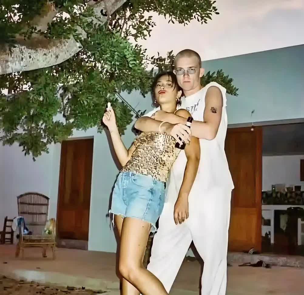 从照片上看，姜文女婿动作霸道，有一种被操控的感觉，让众人很不舒服！这个女婿整