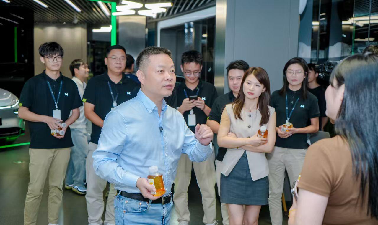 8月25日晚，何小鹏在彩排完全新P7发布会后，探班试驾给大家送大麦茶。（寓意“大