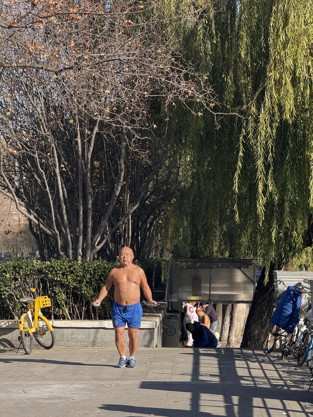 去北京公园溜达，看到了不可思议的一幕，大冬天的竟然这么玩？现在的爷爷奶奶精