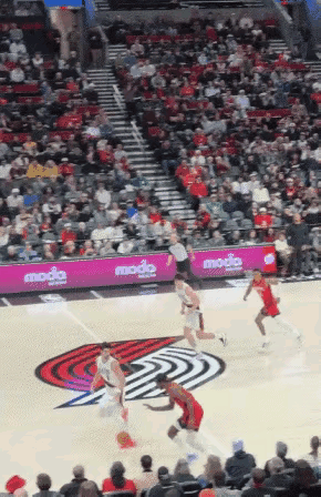 杨瀚森回防中捡阿夫迪亚的抢断，快速推进到中线上眼睛看着阿芙迪亚，却一记长传将球给