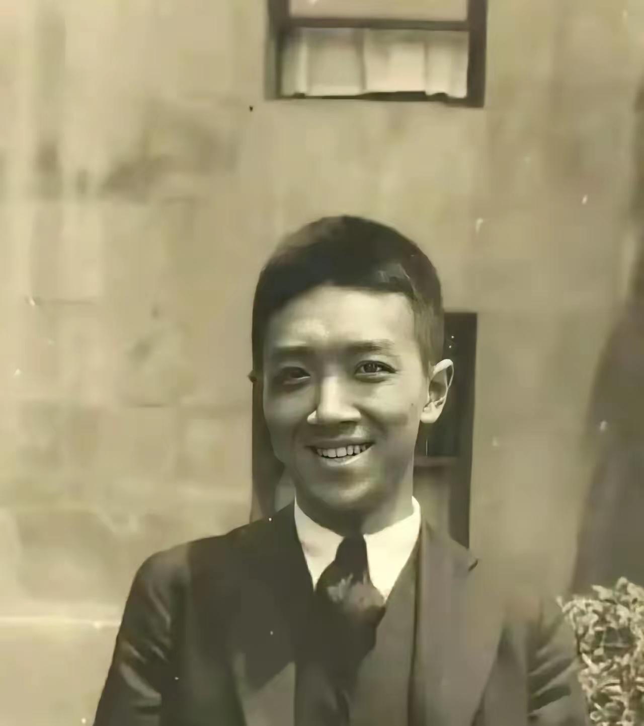 这是一张拍摄于1910年的老照片，照片中的胡适年仅19岁，正在美国康奈尔大学就读