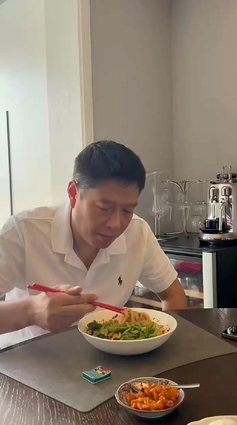 邱贻可吃个面，动作不协调也太真实了！刷到邱指导干饭的视频，一下就看乐了。